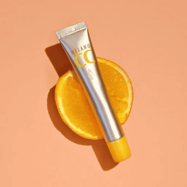 Solcreme i tube med citrusfrugt baggrund, beskytter huden mod UV-skader, ideel til daglig solbeskyttelse, let at anvende.
