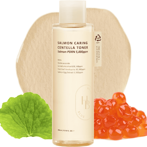Salmon Caring Centella Toner til fedtet og irriteret hud, beroligende og fugtgivende, med naturlige ingredienser som centella asiatica og salmonskaller. Perfekt til akne og rens af huden.