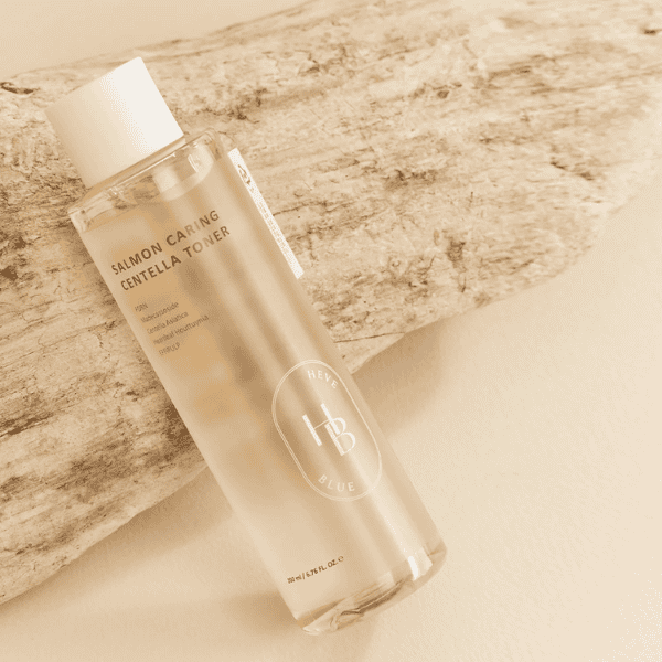 Salmon Caring Centella Toner fra MySkin, beroligende ansigtsvand til alle hudtyper, forbedrer hudens struktur og giver en frisk glød. Ideel til daglig hudpleje og restauration.