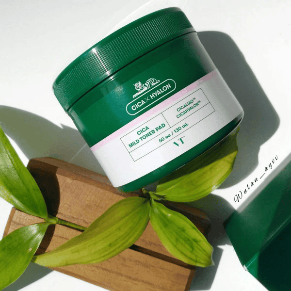 CICA X Hyalon Mild Toner Pad tilrenser og fugter huden med cicamides og hyaluronsyre, ideel til hudpleje og anti-aging.