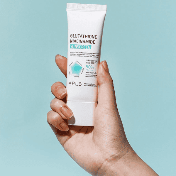 Beskyttende solcreme med SPF 50, indeholder glutation og niacinamide til sund hudbeskyttelse og anti-aging.
