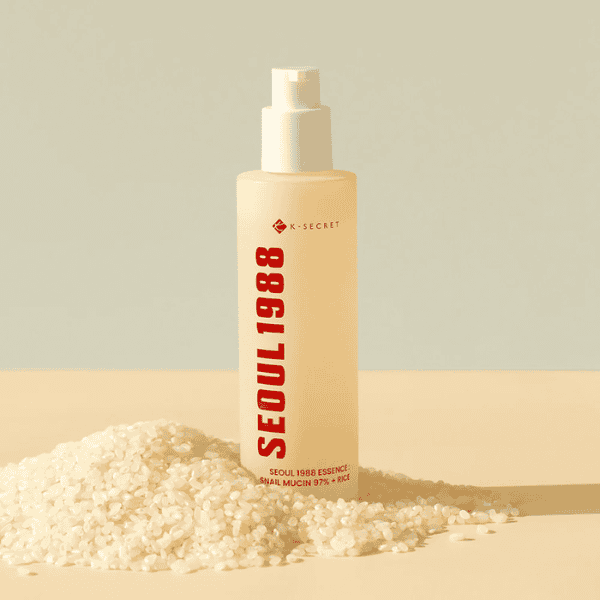Seouls 1988 Essence med ris og små mængder for at forbedre hudens tekstur, hydrering og glød, ideel til alle hudtyper, uden parabener eller skadelige kemikalier. Perfekt til hudplejerutine.