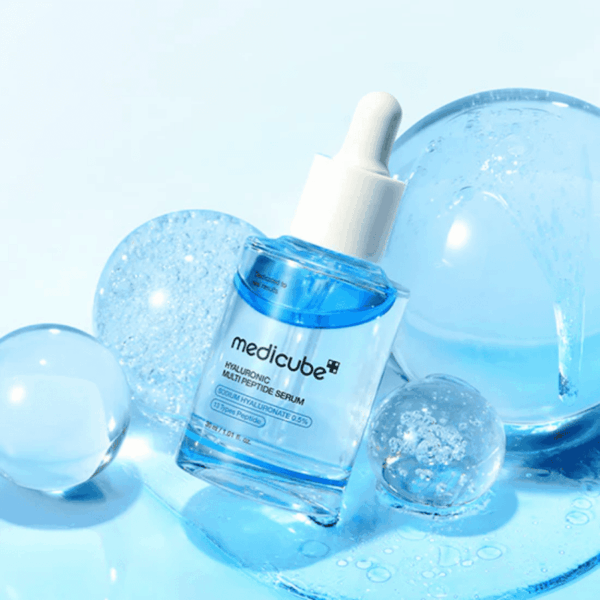 Hyaluronsyre serum med hyaluronat og anti-aging effekt til fugtgivende og glat hud, perfekt til hudpleje rutine, tilbagelægning af rynker og forbedring af hudens elasticitet.