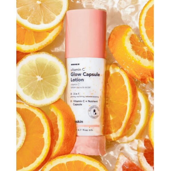 Renser og fugter huden med vitamin C, Glow Capsule Lotion, i en frisk citrusduft, ideel til en strålende og sund hud. Let at anvende, og forbedrer hudens glans og hydrering.
