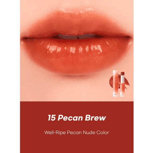 Nærbillede af læber med nude læbestift i pæne, glatte nuancer, reklame for "15 Pecan Brew" velplejede pander med nude farvetone.