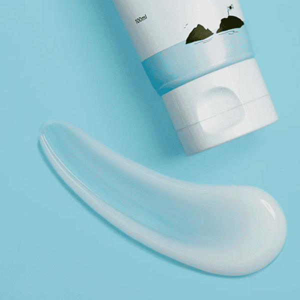Alt tekst: Ansigts- og kropsplejeprodukter med hyaluronsyre og mineralvand, ideelle til hydrering og anti-aging, fra Myskin.dk.
