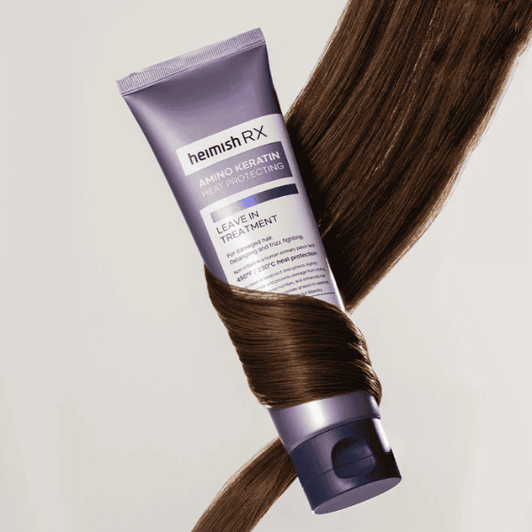 Silkeblødt brunt hår med Heimish RX Amino Keratin Leave-in Treatment, beskyttet mod varme.