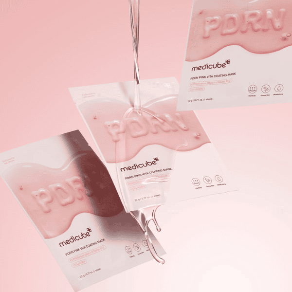 Portræt af Medicube Pore Pink Vita C Overgang Maske med pink farvet gel, der hældes ud, pakket i cool emballage, velegnet til dybdegående hudpleje, collagen boost og fugtighedspletter.