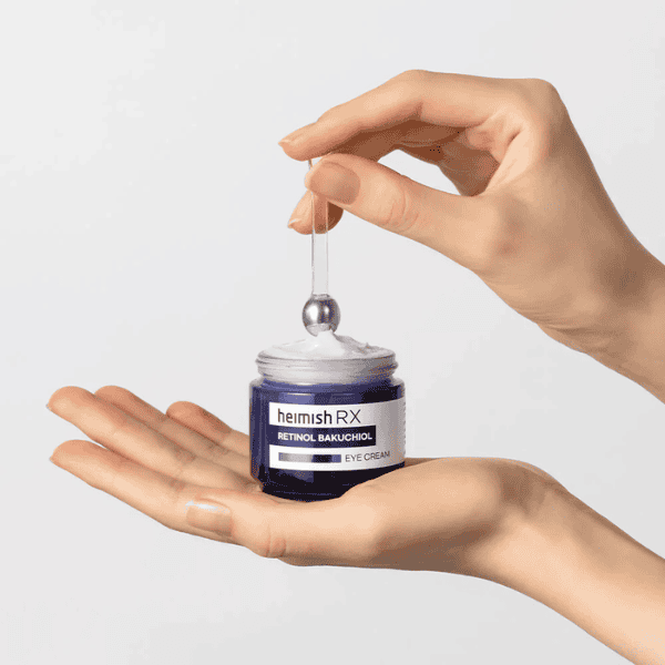 Revitaliserende øjencreme med retinol og bakuchiol til forbedring af hudens elasticitet og reducering af fine linjer.