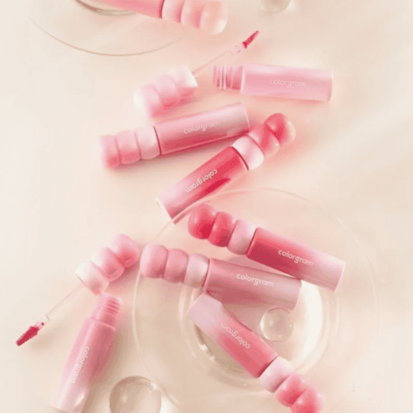 Pink læbepomade og lip gloss produkter til skønhedspleje og læbestrøg, perfekt til fugtighed og glans. Ideel til professionel kosmetik eller daglig skønhedsrutine.