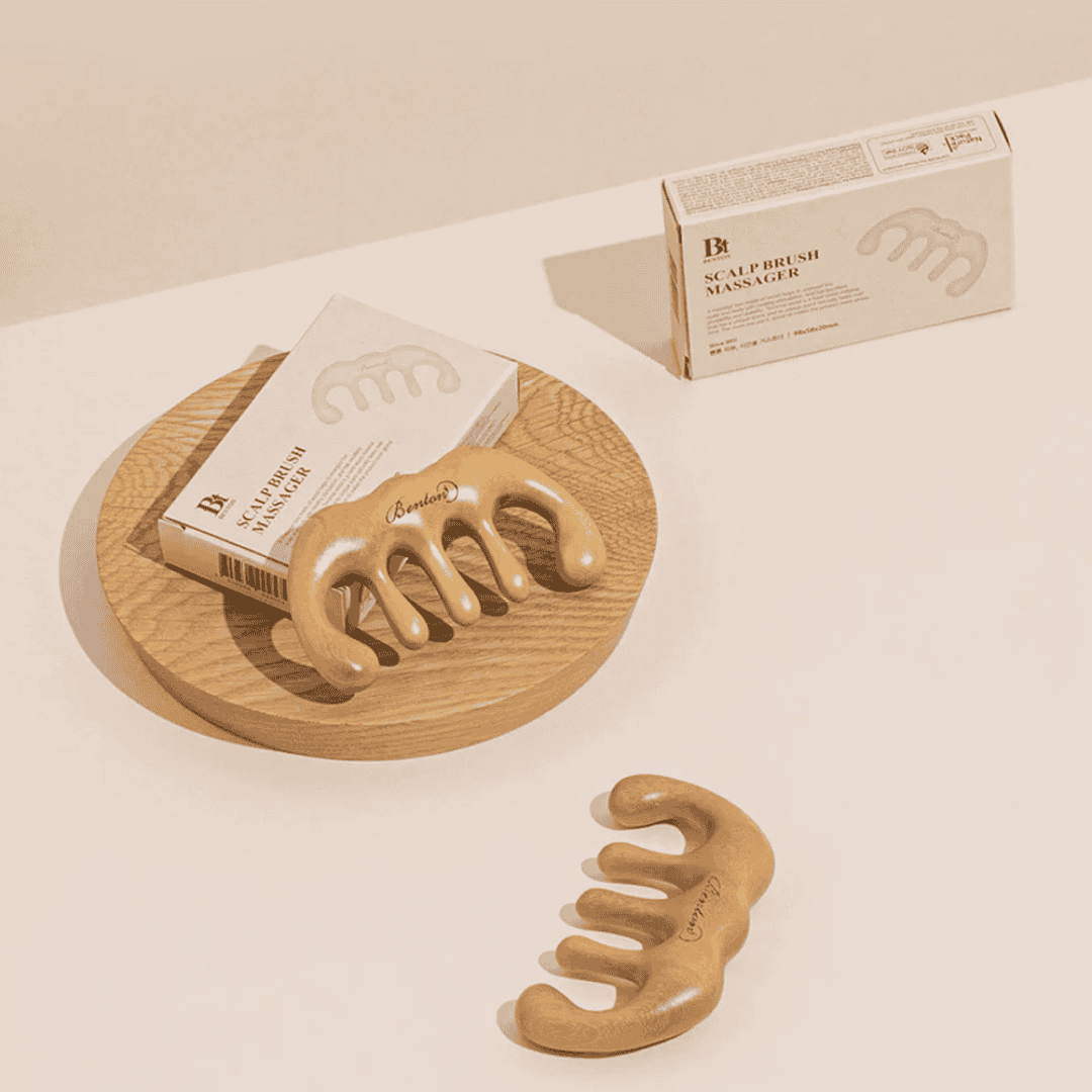 Skalp massagebørste med træhåndtag til dermatologisk behandling og hudpleje. Naturlig træfinish, ergonomisk design, perfekt til hjemmet eller professionelle klinikker.