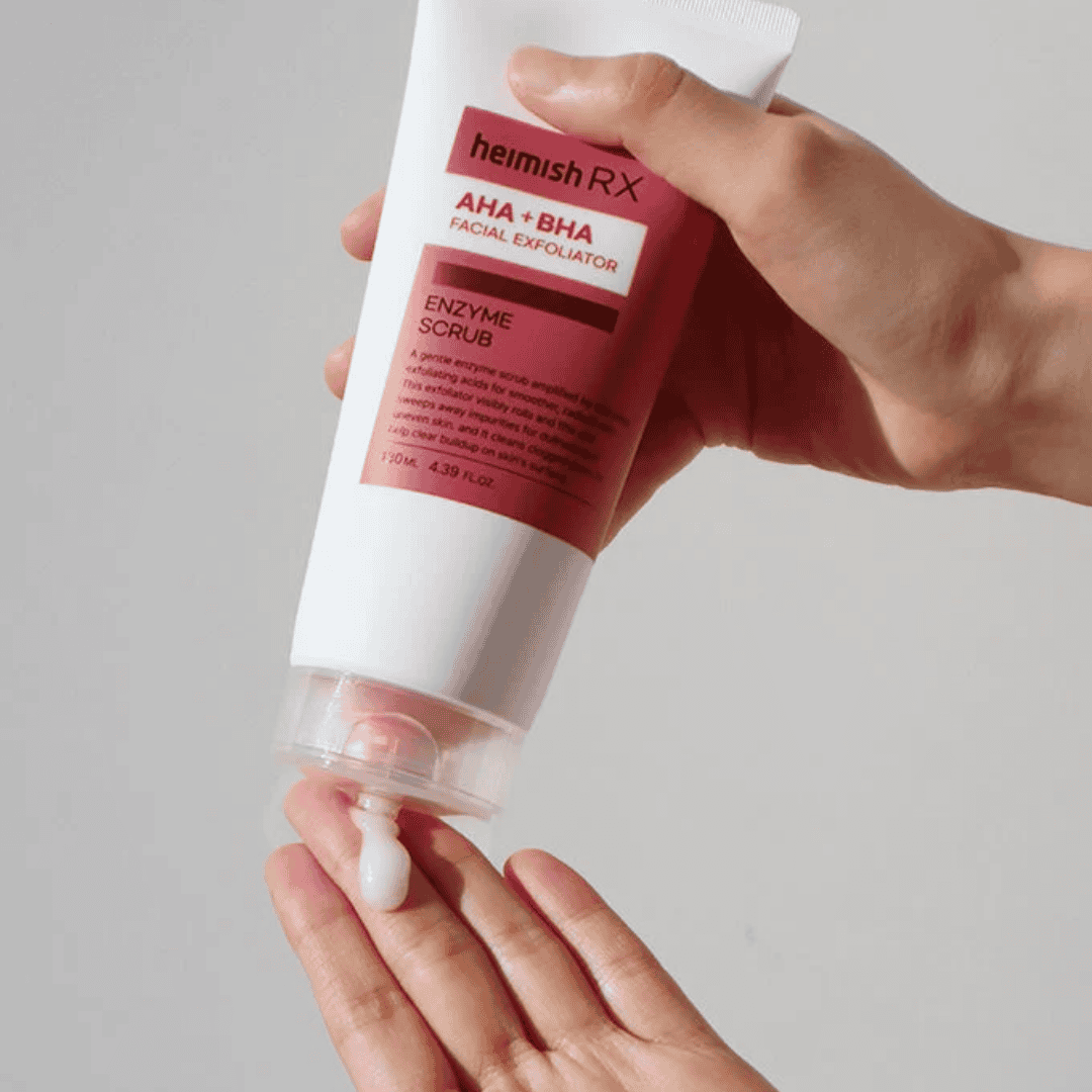 Renser huden med enzym scrub til ansigtet, specielt til hudpleje og eksfoliering med AHA og BHA. Perfekt til dybderensning og for at forbedre hudens struktur.