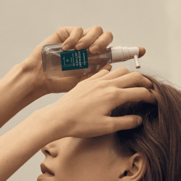 Renser ansigtet med ansigtsspray i skønhedsbehandling for at opnå friskere hud og forbedre hudens struktur. Produktet bruges til at fugte og berolige huden efter behandlinger. Perfekt til hudpleje rutiner.