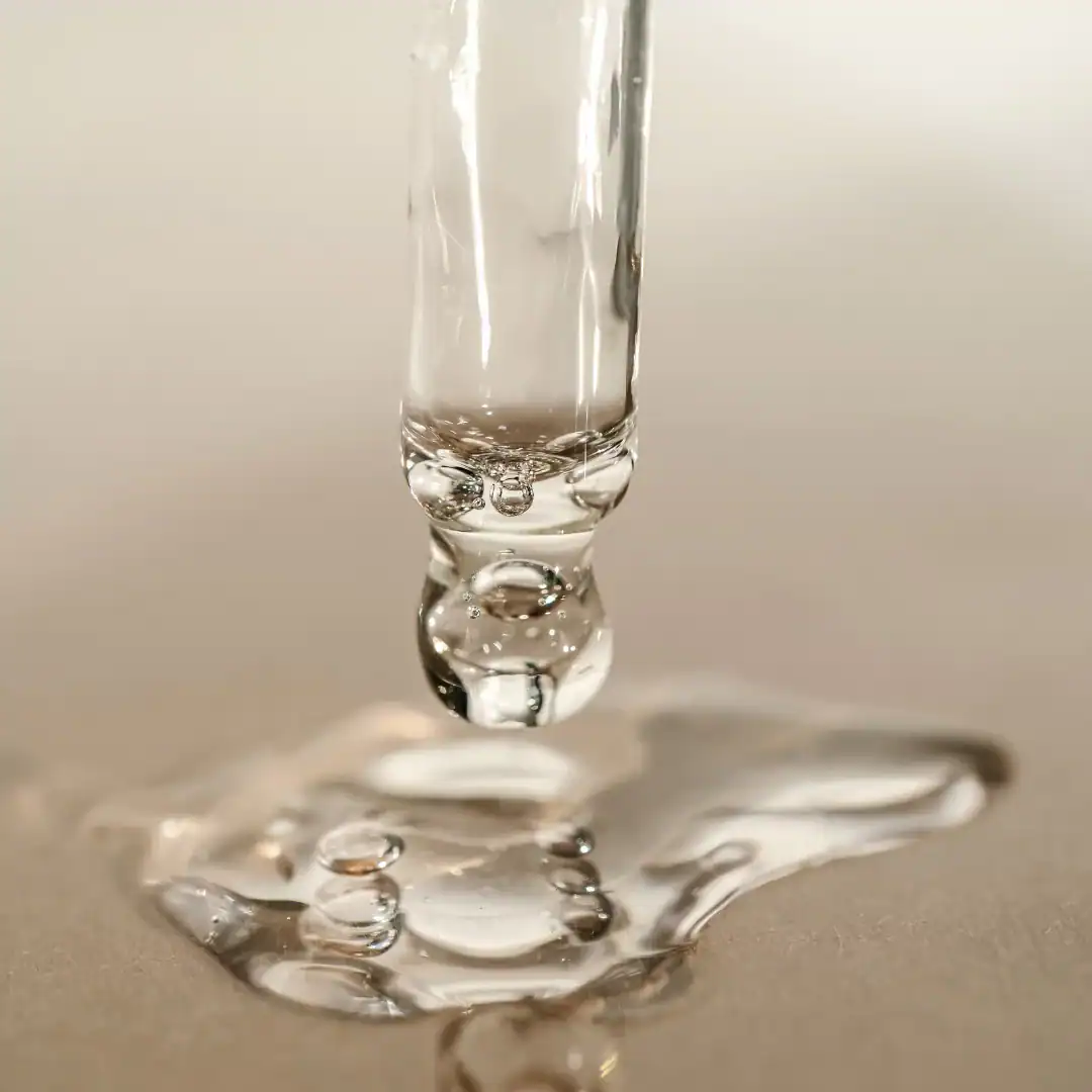 Renserende hudpleje gel skum, der giver en frisk og ren fornemmelse til huden. Ideel til daglig hudpleje, hjælper med at fjerne snavs og overskydende olie. Perfekt til at forbedre hudens udstråling og sundhed.