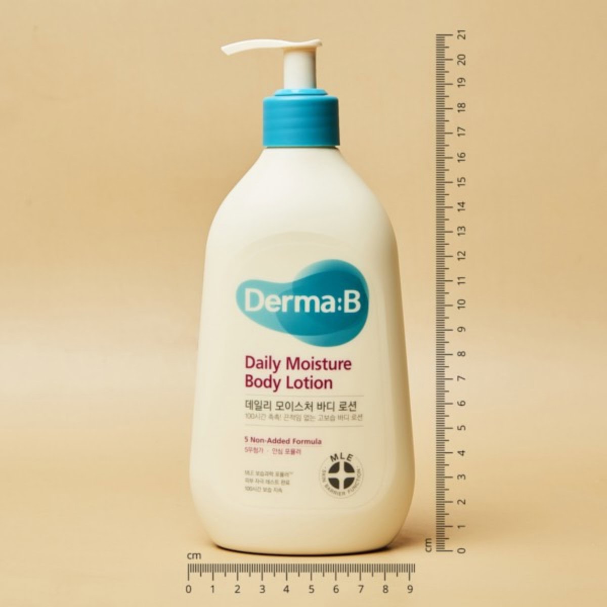 Derma:B Daily Moisture Body Lotion, skånsom hudpleje til daglig brug, fugtgivende kropslotion, mærke derma-b, hypoallergen, til tør og sensitiv hud, uden duft, med MLE-teknologi, plejer og beskytter huden.