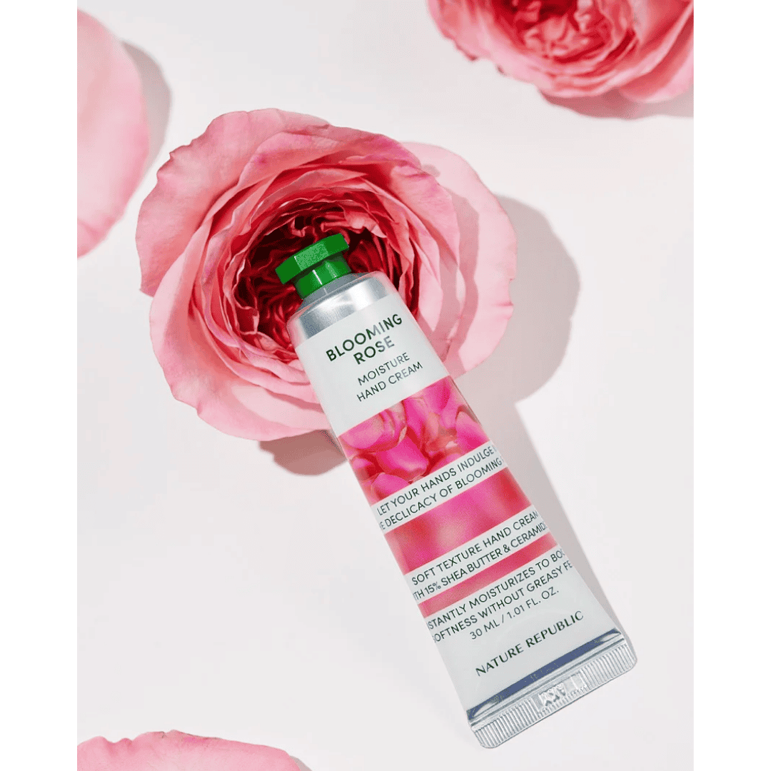 Fugle- og blomsterinspireret håndcreme i tube med blomstrende roseprint, fremhæver fugtgivende egenskaber, blødgør huden og beskytter mod tørhed, perfekt til daglig pleje og velvære.