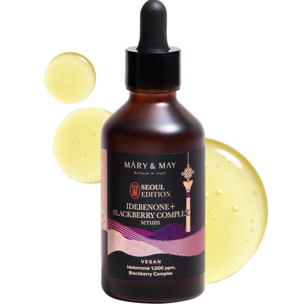 Nærbillede af Mary & May Seoul Edition serum med Idebenone og brombærkompleks, vises med fine dråber og en æstetisk flaske, der symboliserer avanceret skønhedspleje og naturlige ingredienser.