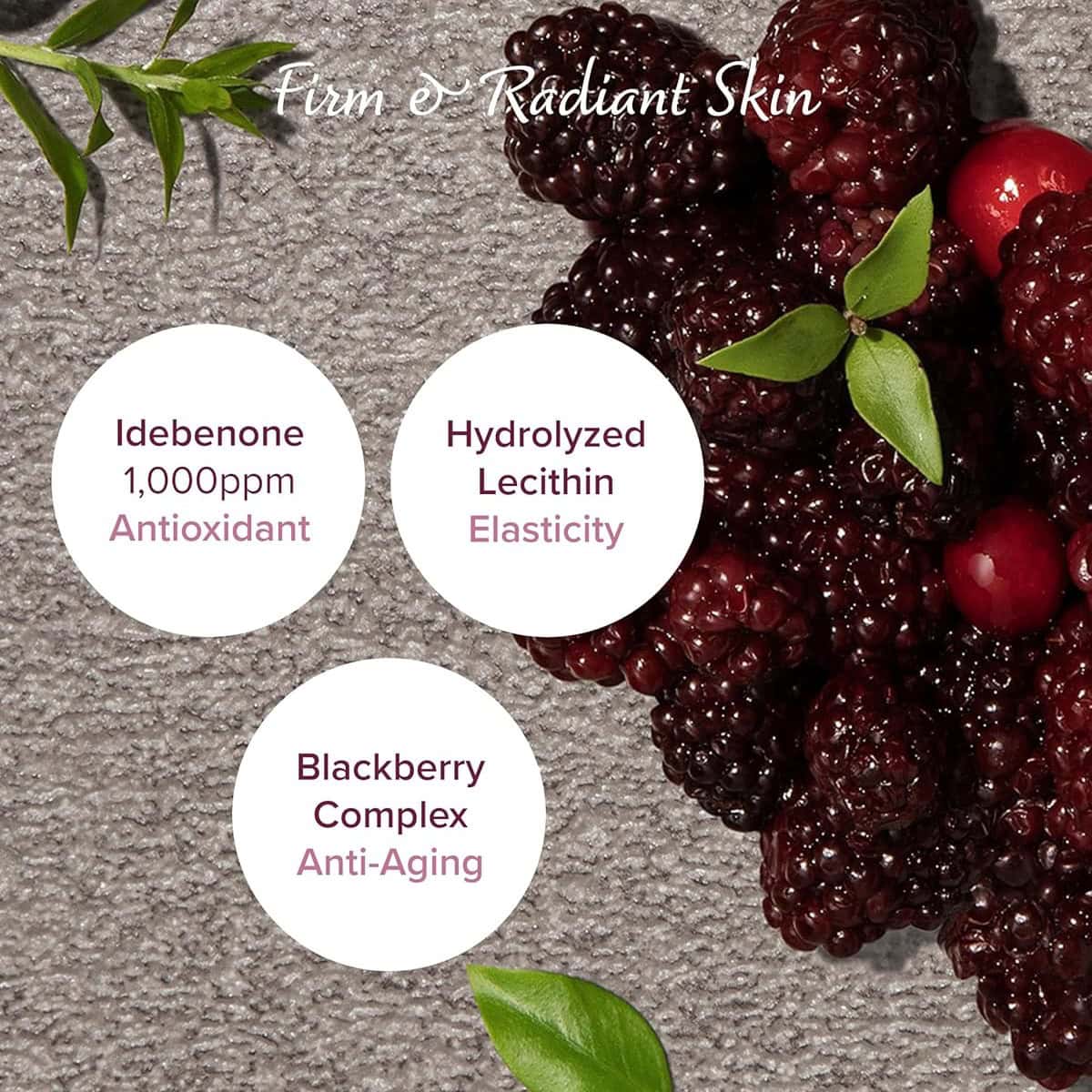 Nærbillede af brombær med grønne blade, illustrerer naturlige ingredienser i hudpleje, med fokus på antioxidanter, lecithin og anti-aging egenskaber for sundere, fastere hud.