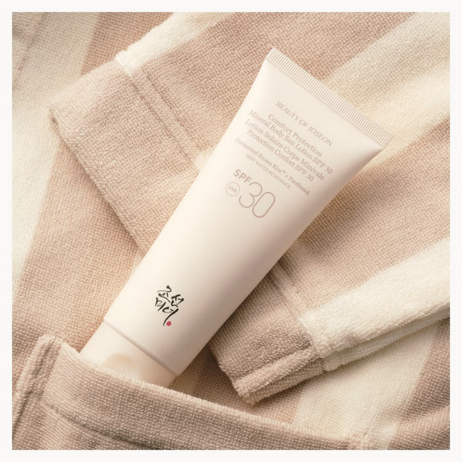 Solcreme med SPF 30 fra MySkin, placeret på bløde, beige og hvide håndklæder for beskyttelse mod solen.