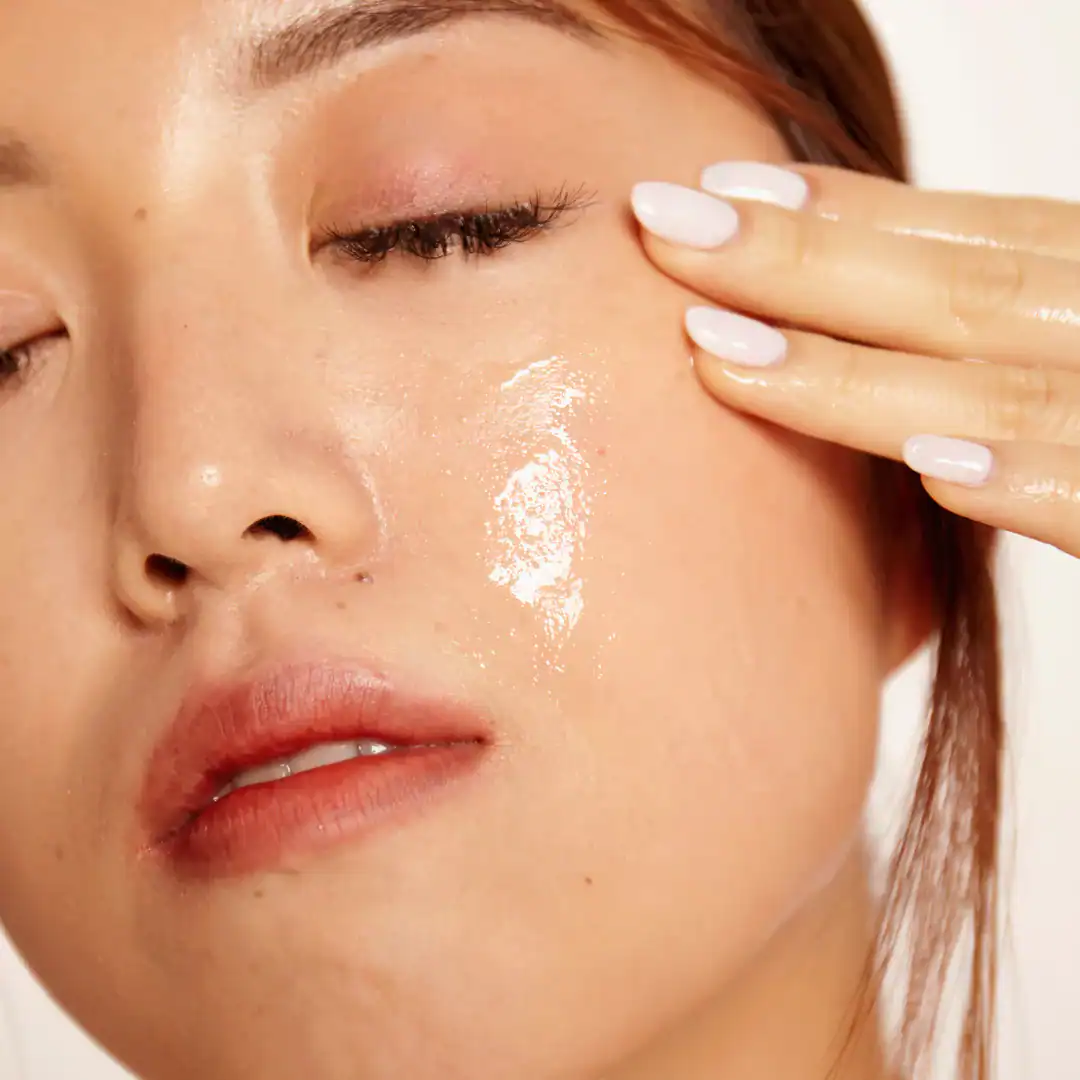Farligt akne behandling med olie og skincare på en smuk kvinde med klar hud.