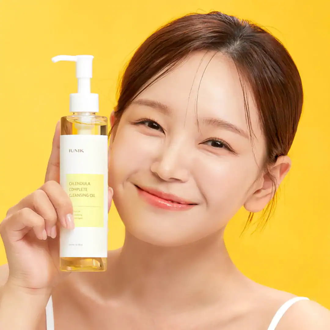 Rensering af huden, ansigtspleje, ansigtsolie med calendula, naturlig skønhed, hudplejeprodukt, mySkin, ren hud uden urenheder, skånsom renseolie, cellefornyelse, fugtgivende ansigtsolie, vegansk hudpleje, blid hudpleje, naturlige ingredienser, koreansk skønhed, damaskrosen olie, frisk hud, frisk udseende, sund hudpleje, let at bruge, skøn og glødende hud, moderne hudpleje, kosmetik, skincare, beauty, klar hud, velvære, naturlig skønhed, hudplejeprodukter, rensende olie, ansigtsrens, glødende hud, kys til huden.
