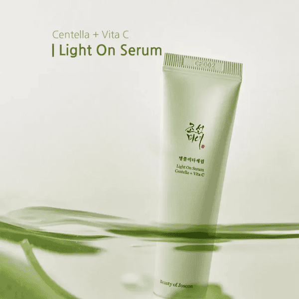Light On Serum med Centella og Vitamin C til frisk hud, let og skånsom ansigtsbehandling, forbedrer hudens udseende, reducerer mørke pletter, giver en naturlig glød.