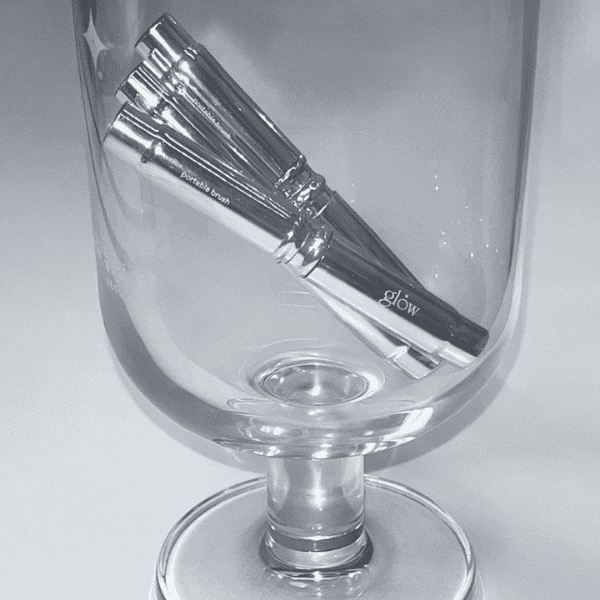 Væskeprøveglas med glow ansigtsserum i et glas – skønheds- og hudplejeprodukter, sundhed, ansigtspleje, kosmetik, skønhedsværdier, anti-aging, hudforbedring, professionel hudpleje.