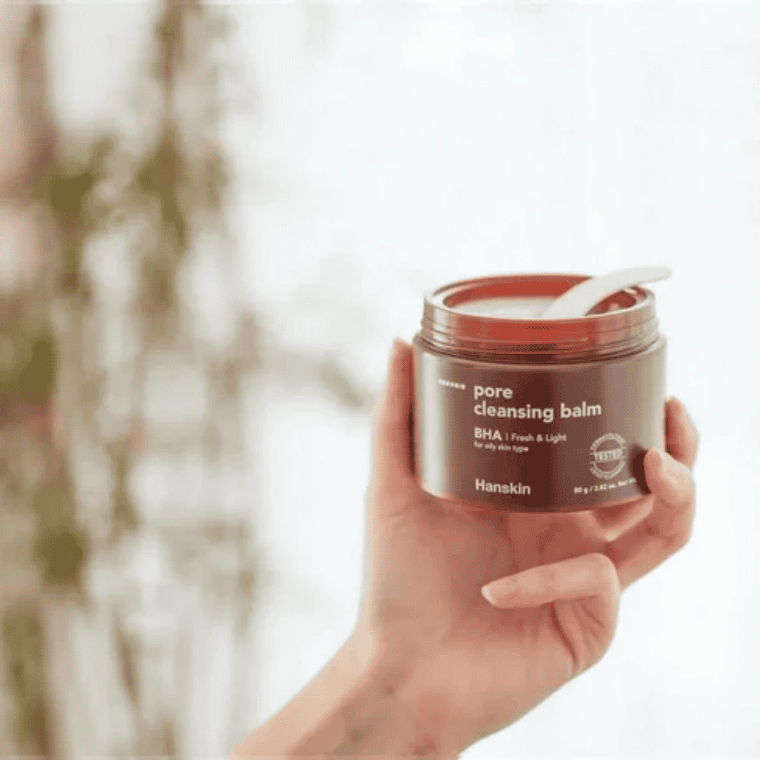Fremragende pore cleansing balm på en hånd, perfekt til rens af huden og forebyggelse af tilstopning. Ideel til acne-udsatte eller fedtet hud, med BHA til effektiv dybderens.