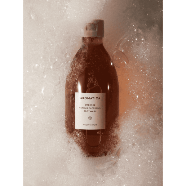 Renserende kropswash med naturlige ingredienser, vegansk formel, beroligende duft af Neroli og Patchouli, ideel til skånsom hudpleje og velvære. Perfekt til daglig brug for sund, hydratiseret hud.