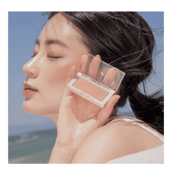 Lysende ung kvinde med solbriller, der holder CC-cream til huden, udendørs, solskin, skønhedspleje, hudplejeprodukter, natur, friskhed, solbeskyttelse, drevnyhed, makeup.