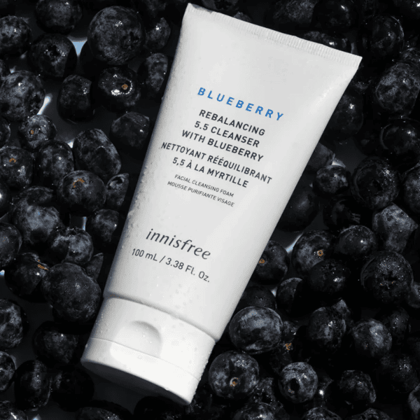 Blueberry ansigtsrens, blåbær baseret ansigtsrens, innisfree blubbery rebalance 5.5 cleanser, naturlig ansigtsrens med blåbær, rensende og opfriskende facial cleanser, til fedtet og uren hud, skånsom og effektiv ansigtspleje, frugtbaseret hudpleje, frisk og naturlig skønhedsbehandling.