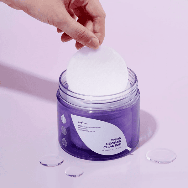 Rensning af hud med kosmetiske pads og vaskeprodukt, klar til hudpleje og behandlinger.