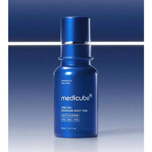 Medicube one day exosome shot 7500 påføring til ansigtet, hudpleje, serum, anti-aging, hudfornyelse, skønhedsbehandling, hudpleje produkt, dermatologisk testet, forbedrer hudens tekstur, frisk hud.