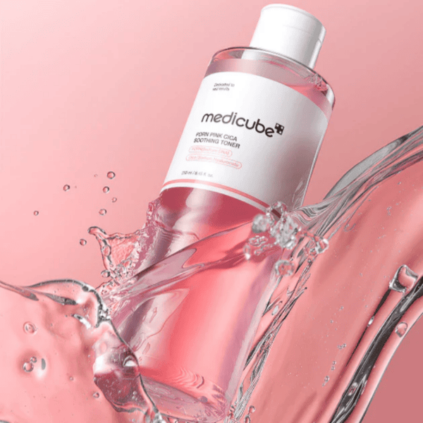 Fugtgivende medici skincare toner til genopfriskning og beroligelse af huden, ideel til sensitiv hud med glycerin og niacinamide. Perfekt til daglig brug for sund og velplejet hud.