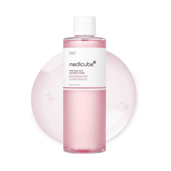 Pudderrosa toner til ansigtet med hyaluronsyre og cica, medicube medicinsk hudpleje, beroligende og fugtgivende ansigtsvanding til sensitiv hud, koreansk skincare produkt, sund hudplejerutine, rød toning serum, let og forfriskende skønhedsprodukt, ansigtstoner til rosacea og irriteret hud, plejende ansigtspleje til alle hudtyper.
