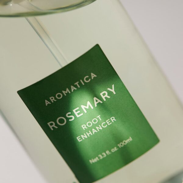 Renserende rosenurteser med botaniske ingredienser til forbedring af hudens udstråling og sundhed. Ideel til hudpleje og revitalisering, skaber en frisk og glødende teint.