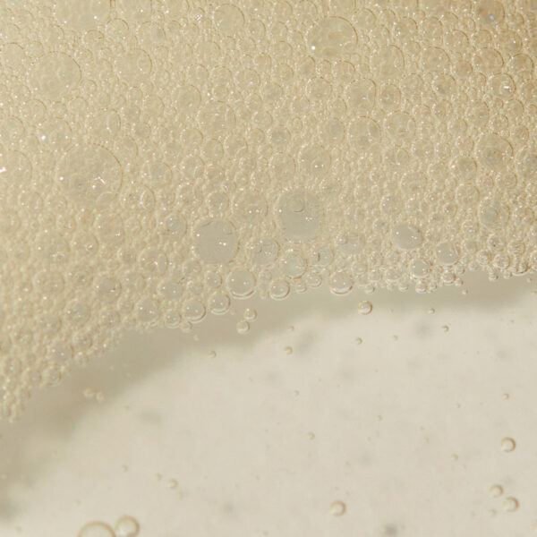 Bæredygtigt hudplejeprodukt med mikrobobler til revitalisering af huden, velegnet til ansigts- og kropspleje, fremmer sund hud med skånsomme ingredienser for optimal hydrering og glød.