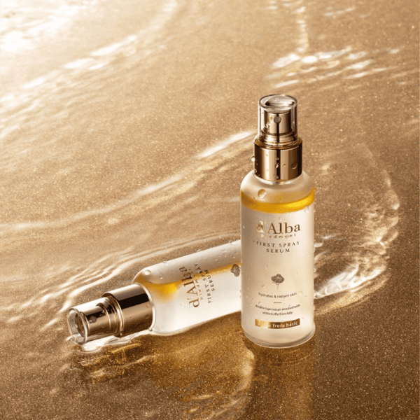 Glansspray til ansigt med hyaluronsyre, fugtgivende og luminous efekter, aromatisk hudplejeprodukt for en strålende hud, luksuriøst serum i elegant glasflaske på sandstrand.