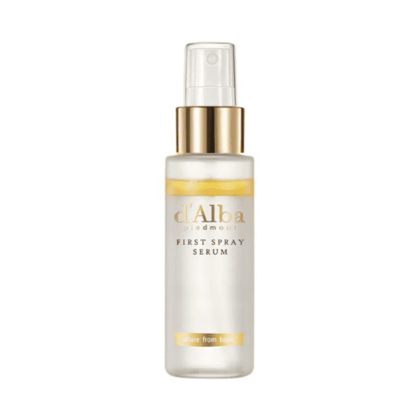 D'Alba Piedmont First Spray Serum flaske, luksuriøst hudplejeprodukt til ansigtet, med avancerede egenskaber for hudforbedring og anti-aging, ideelt til daglig brug.